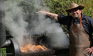 Hawk Blackburn am Smoker. Darauf grillt er sein Lieblingsessen: ausgelöste Hähnchensteaks. Bei der Show "The Taste" geht es um filigrane Gerichte auf einem Löffel. - Günther Müller