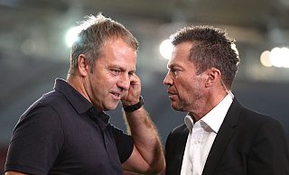 Hansi Flick (l) unterhält sich mit Rekord-Nationalspieler und Fußball-Experte Lothar Matthäus. - Tom Weller/dpa