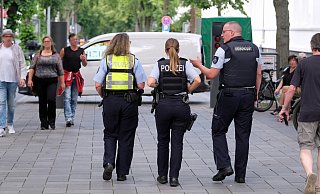 Die Polizei, Ordnungsamt und Sicherheitsdienste - unser Achrivfoto zeigt einen gemeinsamen Streifengang - sind am Wochenende mit verstärkten Kräften auf der Innenstadtfete und im Kurpark im Einsatz. - Thorsten Gödecker