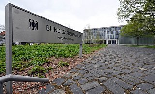 Das Bundesarbeitsgericht hat eine Entscheidung zur Lohngerechtigkeit von Frauen gefällt (Illustration) - Martin Schutt/dpa