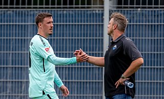 Paderborns Trainer Lukas Kwasniok (r) verabschiedet Max Kruse. - David Inderlied/dpa