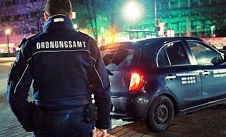 Ordnungsamt und Polizei kontrollieren ab der Nacht von Freitag auf Samstag - der Krisenstabsleiter wendet sich vorab noch einmal an die Bielefelder. - Barbara Franke (Archiv)