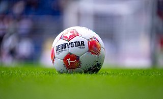 Ein Zuschauer der Partie bei Fortuna Düsseldorf ist gestorben. (Archivfoto) - David Inderlied/dpa