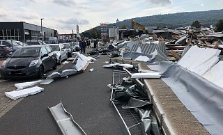 Die Trümmerteile verteilten sich großflächig auf der Straße.  - Polizei Minden-Lübbecke