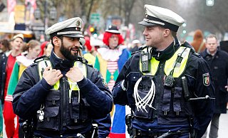 Insgesamt sei der Rosenmontag aber friedlich verlaufen, heißt es von der Polizei Gütersloh. - Themenfoto/picture alliance