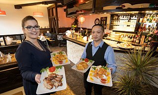 Jay Au und Janine Au präsentieren verschiedene asiatische Speisen in ihrem neuen Restaurant in Sennestadt „ La Panda" - Oliver Krato
