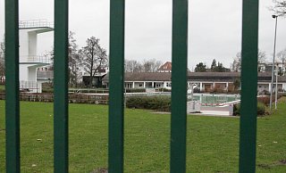 Hinter Gittern: Noch ist das Freibad geschlossen, erst in den Sommermonaten werden sich die Türen wieder öffnen. - Meiko Haselhorst