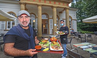 Frisch aus der Küche kommen die Tapasteller auf den Tisch. Murat Güldiken (l.) und Kellner Güven Gülmez servieren. - Sarah Jonek