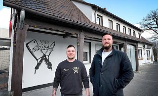 Martin Engel (l.) und Mario Funke eröffnen am Samstag, 22. März, "The Butchers Beef Club" im früheren Haus Reilmann an der Avenwedder Straße. - Andreas Frücht