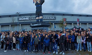 Vor dem Heimspiel gegen Braunschweig trafen sich die Schülerinnen und Schüler des Paderborner Reismann-Gymnasiums noch zu einem gemeinsamen Gruppenfoto am Fanpoint vor der Home-Deluxe-Arena. - Reismann-Gymnasium