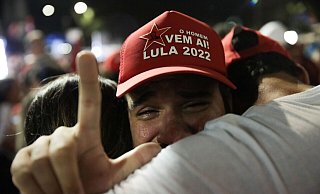 Eine Lula-Unterstützerin feiert seinen Wahlsieg. - Fernando Souza/dpa