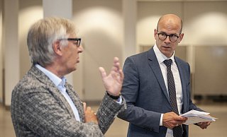 Ingo Nürnberger (r.) kann zuhören (hier seinem Vertreter Udo Witthaus), ist fachlich gut unterwegs und arbeitet fast schon leidenschaftlich in der für ihn ungewohnten Rolle des Krisenstabschefs. - Joerg Dieckmann