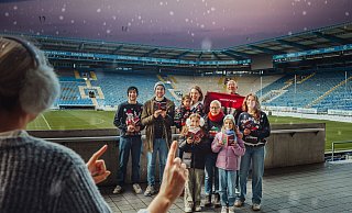 Heimspiel für den Weihnachtsmann: In der Schüco-Arena wird gesungen, aber diesmal nicht nur Fußballfan-Hymnen. - Bielefeld Marketing | Tim Fröhlich, Detering Design