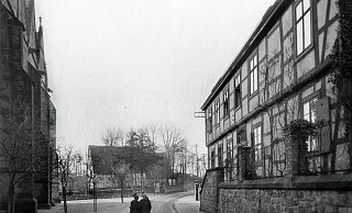 Zwei junge Mädchen stehen mitten auf der Stiftbergstraße. Foto: Sammlung Polster - Sammlung Polster