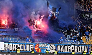 Fans des SC Paderborn zündeten am Samstag in Bielefeld Bengalos und Rauchtöpfe. So mancher Fußball-Romantiker mag das ganz nett finden, doch das Abfeuern von drei Leuchtraketen war ein absolutes No-Go. - Oliver Krato