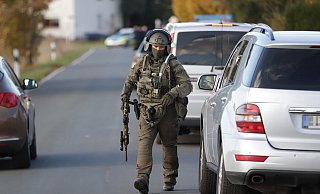 Das Symbolfoto zeigt einen SEK-Beamten bei einem Einsatz im November 2018 in Minden. In Hausberge war das Bielefelder SEK am Freitagmorgen im Einsatz.  - MT-Archivfoto: Alex-Lehn