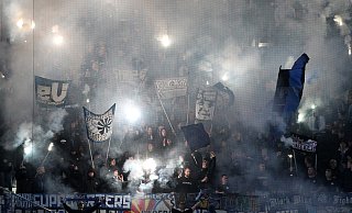 Der Anpfiff zur zweiten Hälfte war für einige SCP-Fans das Signal, um im Gästeblock des Fritz-Walter-Stadions eine Pyro-Show zu starten. - picture alliance / Promediafoto