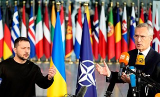 Präsident Wolodymyr Selenskyj zusammen mit Nato-Generalsekretär Jens Stoltenberg im Nato-Hauptquartier in Brüssel. - Virginia Mayo/AP/dpa