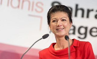 «Ich frage mich, für wie blöd halten die uns eigentlich?», fragt Sahra Wagenknecht beim politischen Aschermittwoch in Richtung der Ampel. - Lukas Barth/dpa