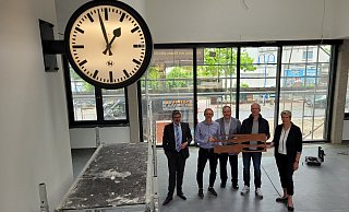 Günther Berg (von links), Architekt Mario Schurbohm, Ralf Brinkmann und Olaf Schürmeyer (beide KBB) und Bürgermeisterin Susanne Rutenkröger freuen sich auf die Eröffnung des Bahnhofs. - Florian Weyand