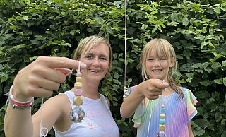 Nicole Bergs und ihre Tochter Franzi spenden den Erlös aus dem Verkauf ihrer "Sonnenfänger" an krebskranke Kinder. - Verena Freiberg