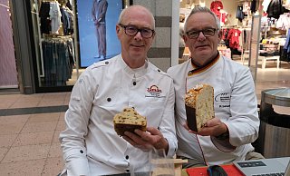 Prüfer Michael Insensee (r.) hält seinen persönlichen Favoriten in der Hand - den Panetone aus der Backstube von Arno Simon (l.). - Nicole Bliesener
