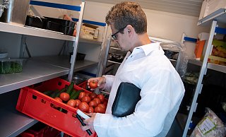 Ein Lebensmittelkontrolleur überprüft Gemüse in einem Kühlhaus. Bielefelder Restaurants schneiden laut einer Recherche des Handelsblatts schlecht ab. - picture alliance/dpa Ein Lebensmittelkontrolleur überprüft Gemüse in einem Kühlhaus. Bielefelder Restaurants schneiden laut einer Recherche des Handelsblatts schlecht ab. - picture alliance/dpa