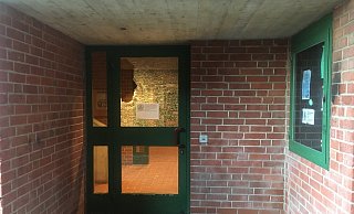 Diese Glasscheibe am Seiteneingang vom Bonhoeffer-Haus wurde zerstört. - Privat
