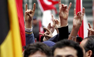 Mehrere Hände zeigen den "Wolfsgruß", das Erkennungszeichen der türkischstämmigen "Grauen Wölfe". Die Gruppe wird vom Verfassungsschutz als rechtsextrem eingestuft. - Symbolfoto/picture alliance