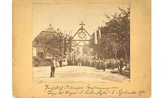 Zahlreiche Oldendorfer empfingen am 2. September 1871 die aus dem Krieg heimkehrenden Soldaten am Westeingang der Stadt. - Stadtarchiv Pr. Oldendorf