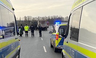 Auf der Talbrücke durchbrach der Lkw die Leitplanken und prallte gegen die Betonbrüstung der Brücke. - Kreispolizeibehörde Paderborn