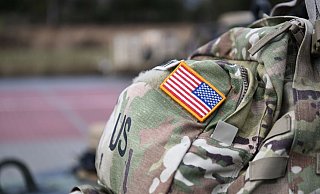 Ein Aufnäher in Form der US-Flagge ist an der Uniform eines US-Soldaten angebracht. - Foto: Darek Delmanowicz/PAP/dpa