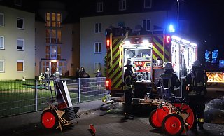 Mehrere Bewohner des Mehrfamilienhauses Am Kamphof können sich durch das verrauchte Treppenhaus nicht selbst ins Freie retten und werden durch ein Fenster hinaus gebracht. - Charlotte Mahncke