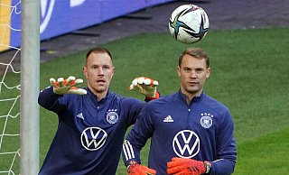 Marc-André ter Stegen (l) ersetzt Manuel Neuer im DFB-Tor. - Marcus Brandt/dpa