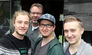 Satiriker zu Gast: Die Studenten Conor Körber (v.l.), Simon Strehlau und Philip Strunk sowie Gastgeber Stefan Brams am Eingang zum Holzhaus. Mit ihrem Programm „Goodbye Deutschland" sind die drei am 9. 9. in Detmold (Hangar 21), 30. 9. in Gütersloh (Weberei), 6.10. in Herford (Stadttheater) sowie am 25.11. in Rheda-Wiedenbrück (Museum Wiedenbrücker Schule) zu sehen. - Wolfgang Rudolf