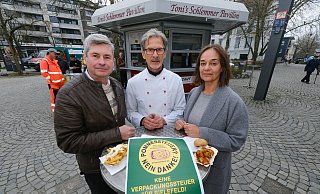 Sind sich einig in ihrer Ablehnung einer Verpackungssteuer für Bielefeld: Rainer Seifert (v.l., für die FDP im Stadtrat und Bezirksvertreter), Schlemmer-Pavillon-Chef Toni Martic und FDP-Spitzenkandidatin Jasmin Wahl-Schwentker. - Andreas Zobe Sind sich einig in ihrer Ablehnung einer Verpackungssteuer für Bielefeld: Rainer Seifert (v.l., für die FDP im Stadtrat und Bezirksvertreter), Schlemmer-Pavillon-Chef Toni Martic und FDP-Spitzenkandidatin Jasmin Wahl-Schwentker. - Andreas Zobe