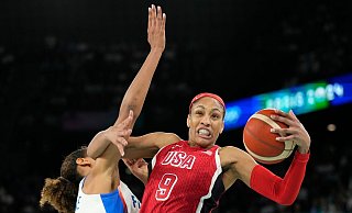 Die US-Basketballerinnen um A\'ja Wilson haben in Paris Gold gewonnen. - Mark J. Terrill/AP