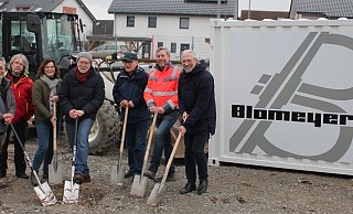Langersehnter Moment: Bauunternehmer Nils Twelmeier (v.l.), Bauleiter Andreas Hilmer, Ilona Hannemann (Bielefelder BBVG), Architekt Michael Pappert, Landwirt Roland Wierum, Uwe Hannemann (Baufirma Blomeyer) und Bezirksbürgermeister Jesco von Kuczkowski. - katJA