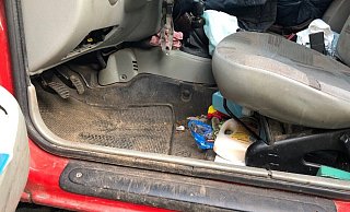 Fußraum mit Unrat und Gestänge als Gaspedal: Dieser Zustand bleibt nicht folgenlos. - Polizei Gütersloh/Hauptzollamt Bielefeld