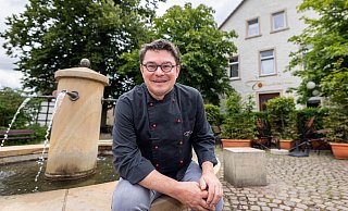Küchenchef Bernhard Grubmüller sitzt am Brunnen vor dem „Tomatissimo“ in Kirchdornberg, das seit Jahren Spitzenbewertungen in der Restaurantszene abräumt. - Oliver Krato