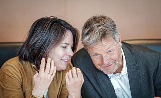 Hier stecken Robert Habeck und Annalena Baerbock freundlich die Köpfe zusammen. - Kay Nietfeld/dpa