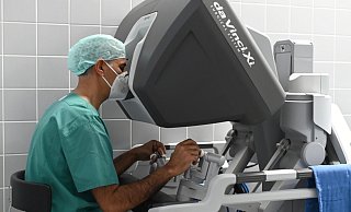 Mit dem Operationsroboter "DaVinci" konnte der jungen Bielefelderin geholfen werden.  - EVKB