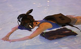 Ein Schwimmgürtel mit Sandsack hält Birgitt Mügge bei ihrem Tauchgang an Position - damit sie nicht abtreibt und sich verletzt. - Nicole Sielermann