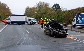 Das Cabrio des schwer verletzten BMW-Fahrers war extrem beschädigt. Der eingeklemmte Mann wurde mit schwerem Gerät aus dem Auto befreit. - Feuerwehr Porta Westfalica/Michael Horst