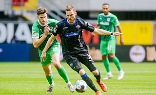 Anton Stach (l., Greuther Fürth) im Kampf um den Ball mit SCP-Spieler Dennis Srbeny. - Besim Mazhiqi