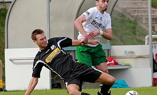 Auch am Boden eine Wucht: Kopfballspezialist Janis Theermann, hier im August 2015 gegen VfB Fichtes Ersin Kozak (r.), hält die Abwehr von Theesens „Jahrhundertelf“ zusammen. Foto: Andreas Zobe - BIELEFELD
