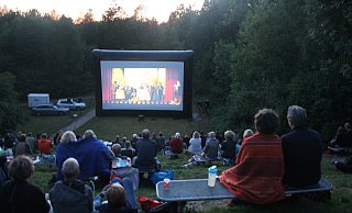 Pünktlich um 22.30 Uhr bei Einbruch der Dunkelheit startet das Sommernachtskino. - Archivfoto: Jana Baumann
