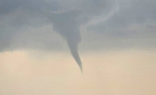 Ein Windrüssel ist über Altenbeken im Kreis Paderborn zu sehen. Der Deutsche Wetterdienst hat einen Tornado bislang noch nicht bestätigt. - Sebastian Hansen/Blaulichtrheinlandnrw/dpa Ein Windrüssel ist über Altenbeken im Kreis Paderborn zu sehen. Der Deutsche Wetterdienst hat einen Tornado bislang noch nicht bestätigt. - Sebastian Hansen/Blaulichtrheinlandnrw/dpa