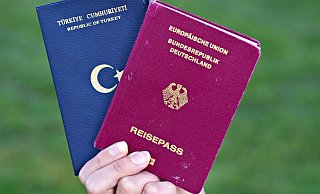 Bisher werden in der bundesweiten Kriminalstatistik deutsche Verdächtige mit einem weiteren Pass nur als deutsche Tatverdächtige geführt (Symbolfoto). - Daniel Bockwoldt/dpa