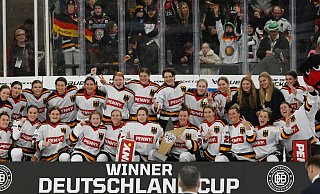 Das Frauen-Nationalteam feiert erneut den Sieg beim Deutschland Cup - Markus Lenhardt/dpa